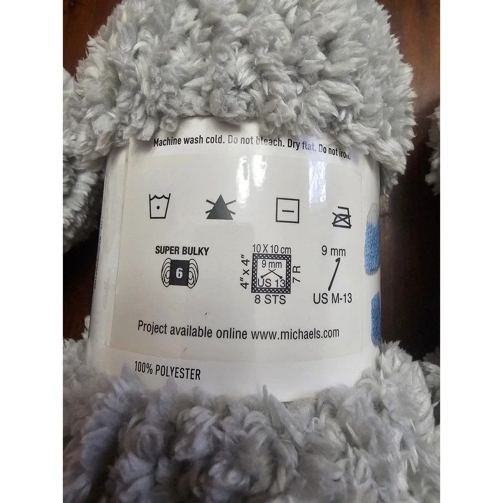 4 Skeins Loops & Threads Sherpa Yarn Light Grey Super Bulky 6‎ Polyester 372yd